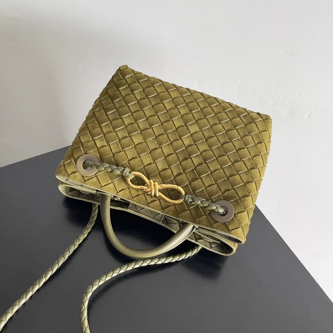 The 2023 new Andiamo batch of 1960 BV has been shipped‼ ️Really popular🔥The new Andiamo woven handbag launched by Bottega Veneta this season is really popular all over the world! ! Celebrities at home and abroad have worn it, and Oscar-winning actress Michelle Yeoh has taken it out on the street. Song Jia, Trai Yara, Yu Feihong, Sanji Ayaka, Rosie Hunting-Whiteley, Yoshioka Riho, etc. have all picked up this bag. It is classic and versatile, showing off its temperament, and the bag capacity is also large, which is very convenient for daily commuting! ! A variety of carrying methods, the shoulder straps can be adjusted by yourself, the original lambskin feels soft and delicate, and the neutral style is made to break gender boundaries and bring a more practical and longer-lasting use experience. Andiamo, which has both elegant and casual styles, perfectly interprets the true appearance of "fashionable old money style". Style number: 743568 (suede) Size: 25*22*10.5cm